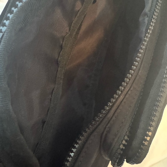 ALO Yoga Black Belt Bag - Picture 3 of 5